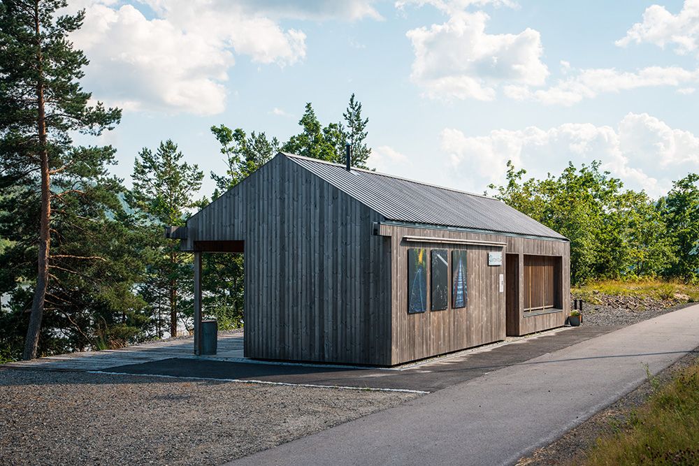 rasteplass med utsikt mot vannet ved gang- og sykkelsti "Kragerøbanen" i Drangedal