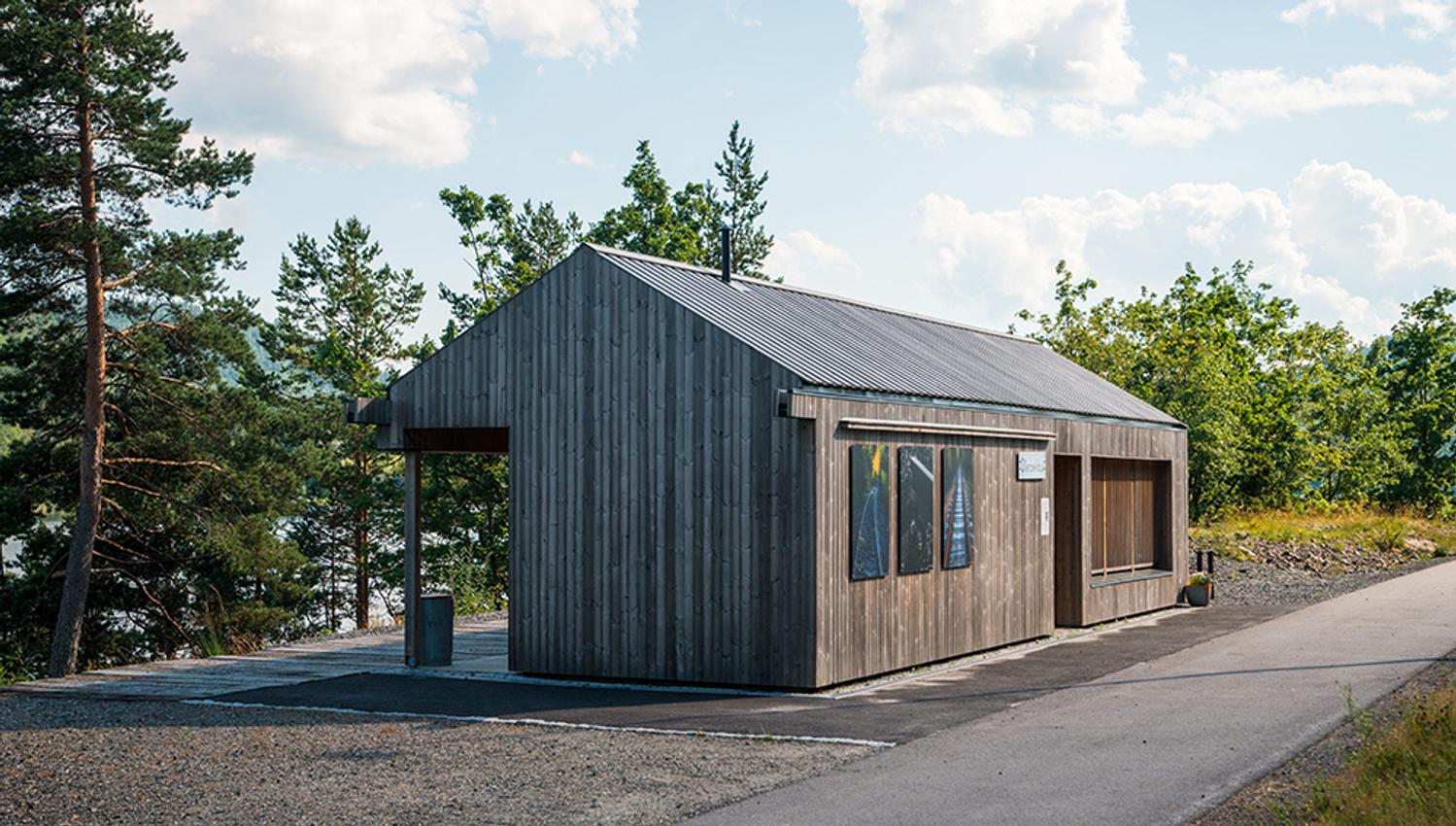 rasteplass med utsikt mot vannet ved gang- og sykkelsti "Kragerøbanen" i Drangedal