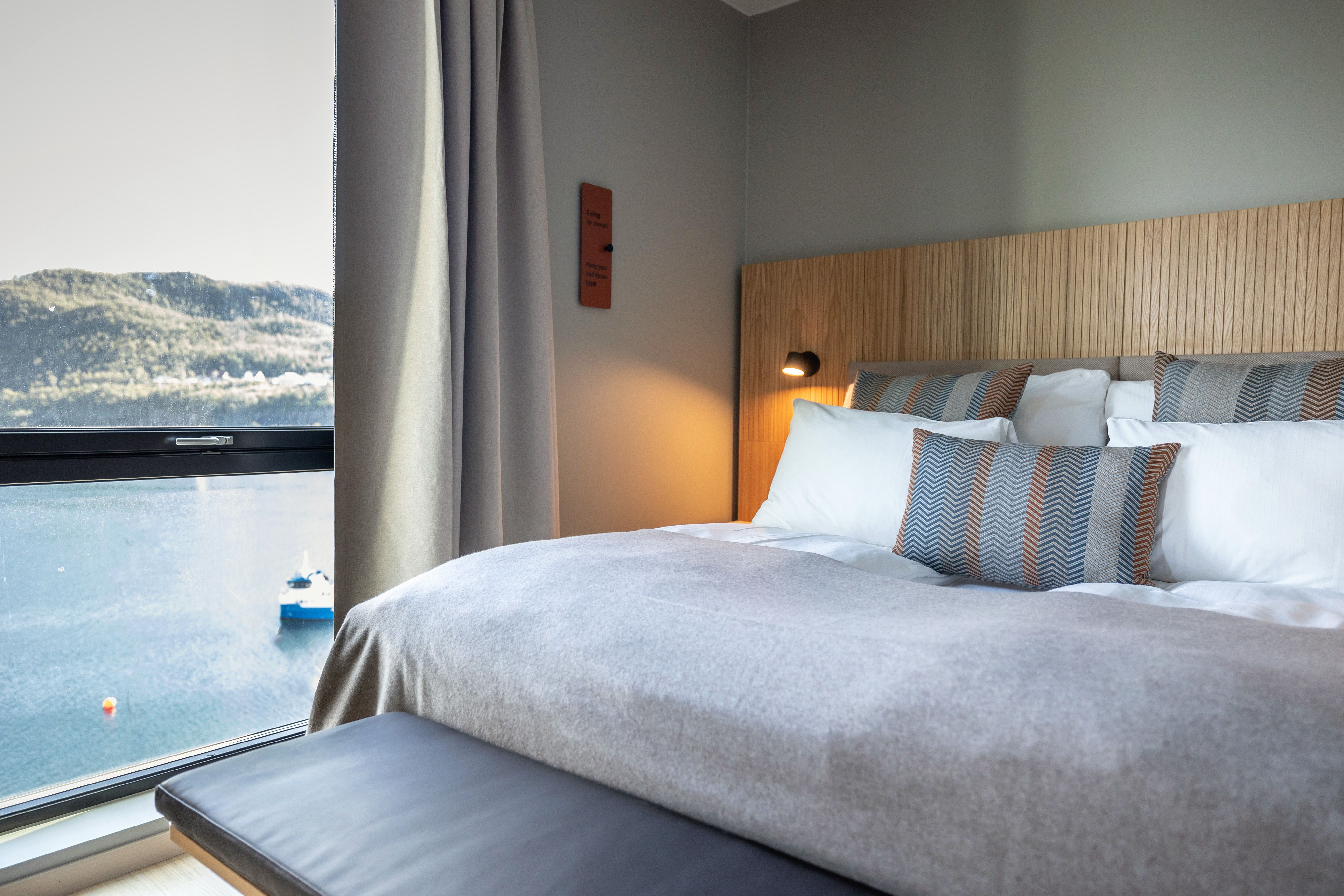 suite-bed-view-quality-hotel-harstad