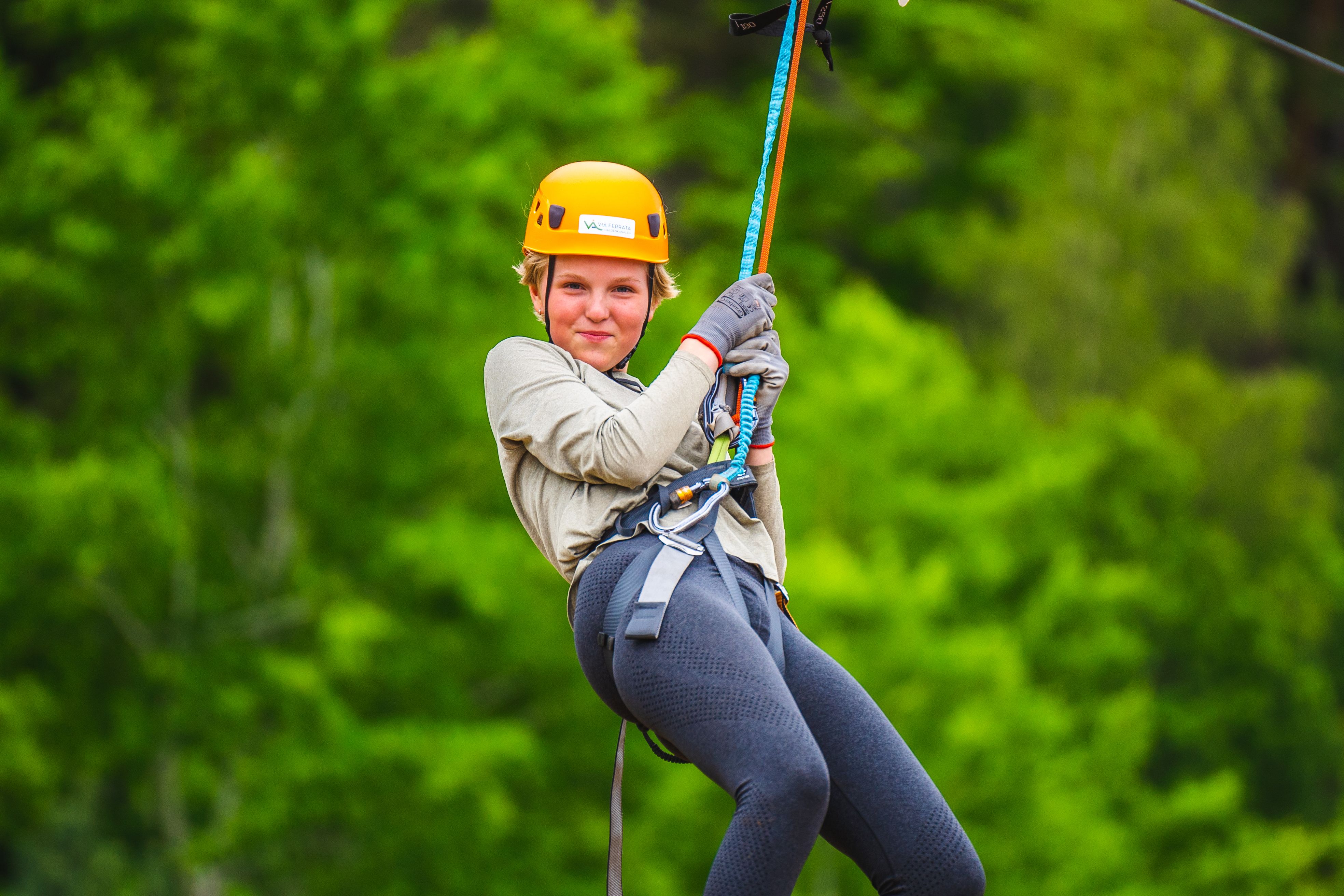 Jente på vei ned i zip-linen i Via ferrata Haldenkanalen