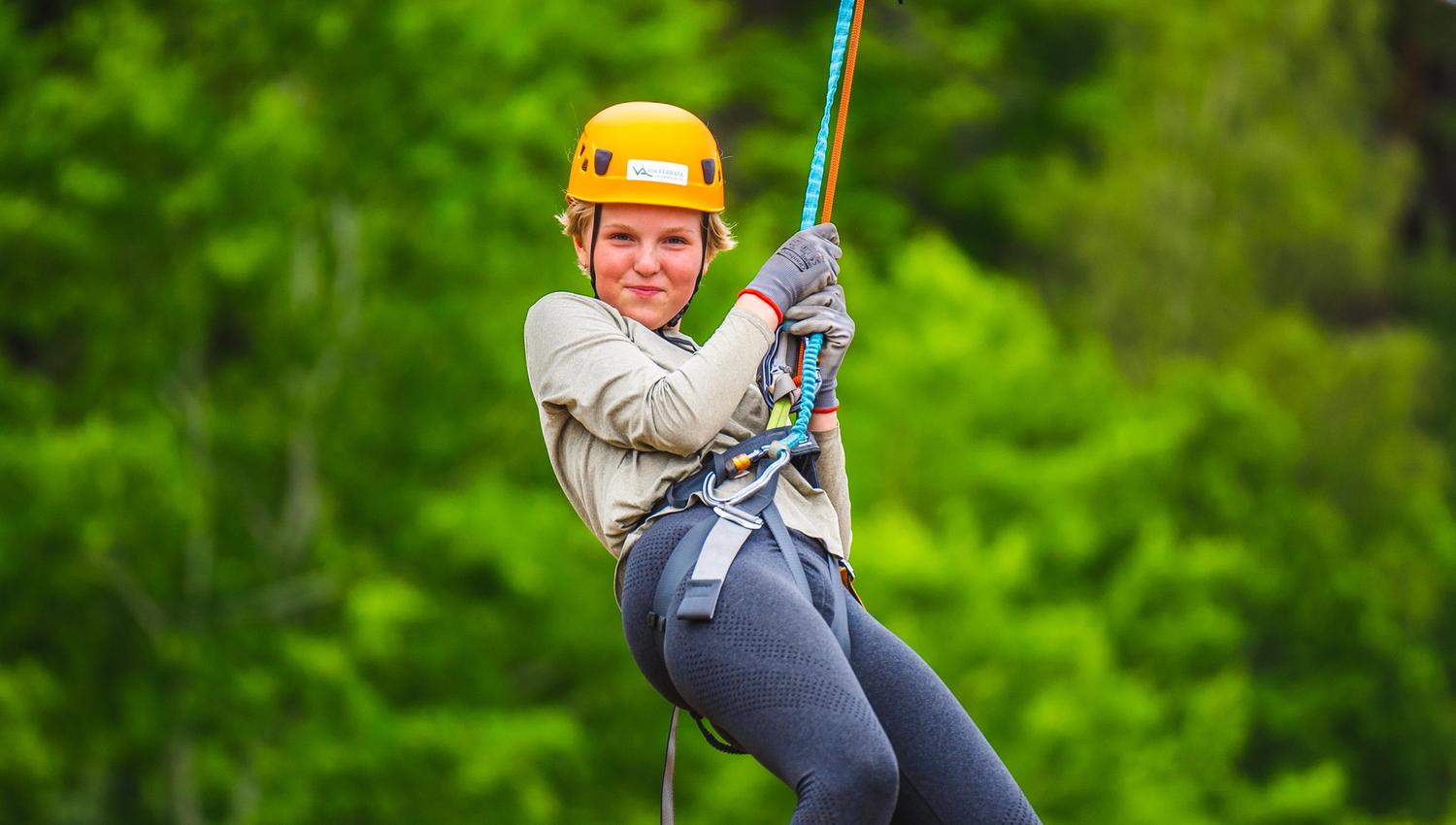 Jente på vei ned i zip-linen i Via ferrata Haldenkanalen