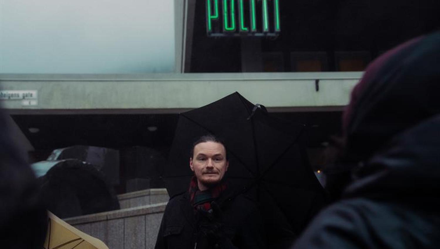 På utsiden av politistasjonen
