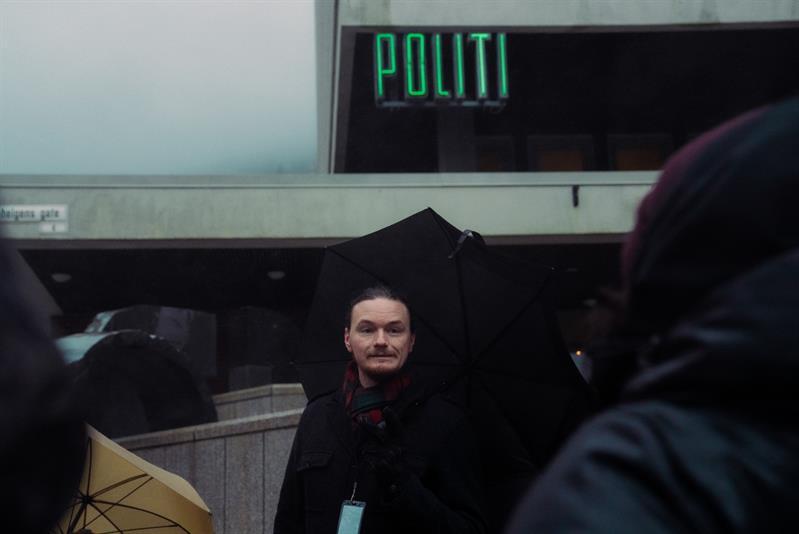 På utsiden av politistasjonen