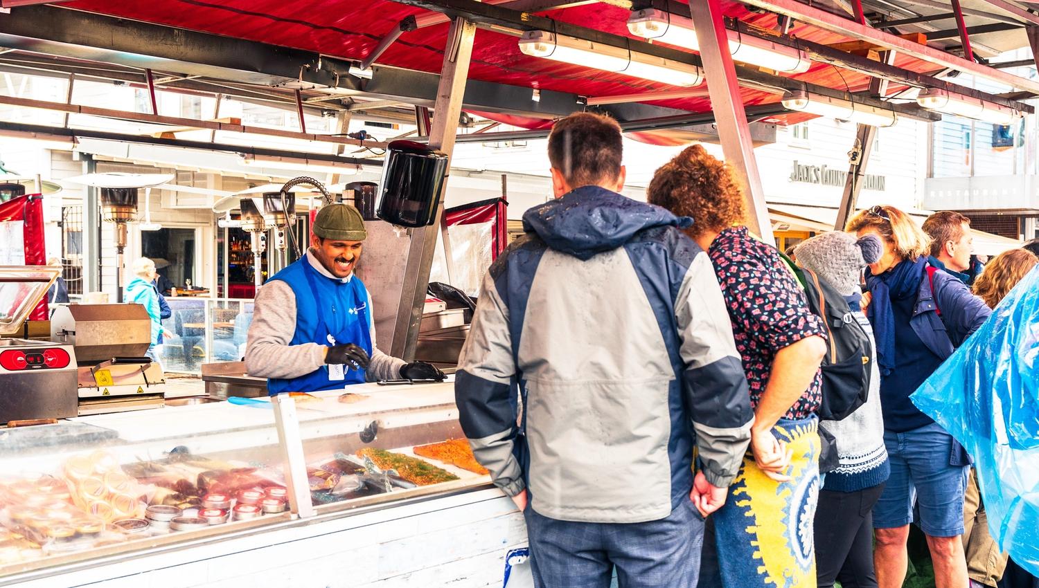 Utendørs på Fisketorget i Bergen
