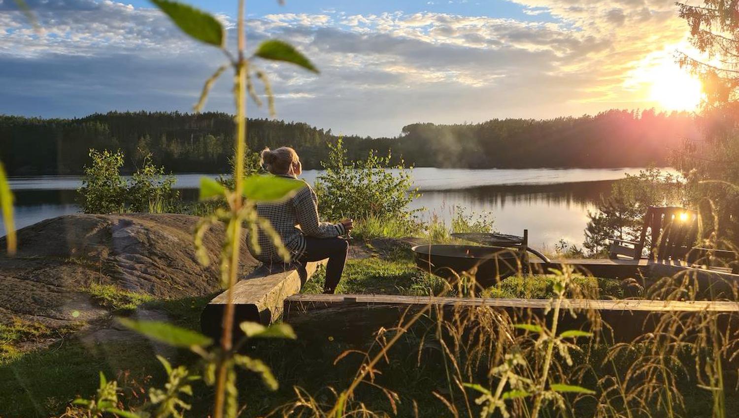 Ranvsjøhytta ved tjernet og solnedgang