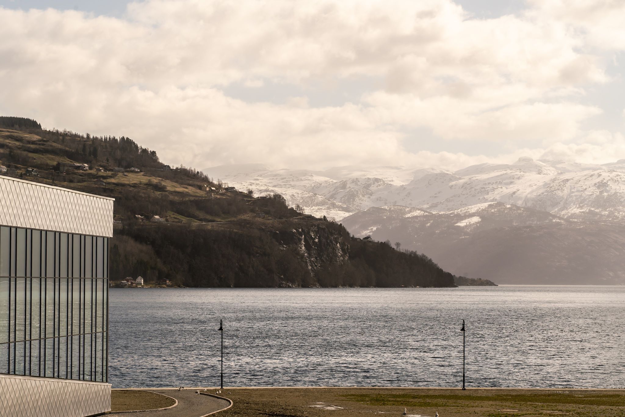 Vakker utsikt mot Hardangerfjorden og snødekte fjell frå hotellområdet.