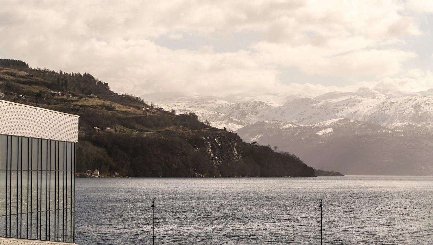 Vakker utsikt mot Hardangerfjorden og snødekte fjell frå hotellområdet.