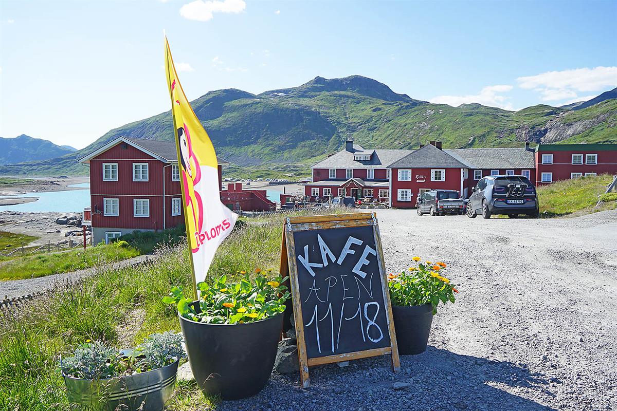 Rødmalt trehotell i fjellandskap