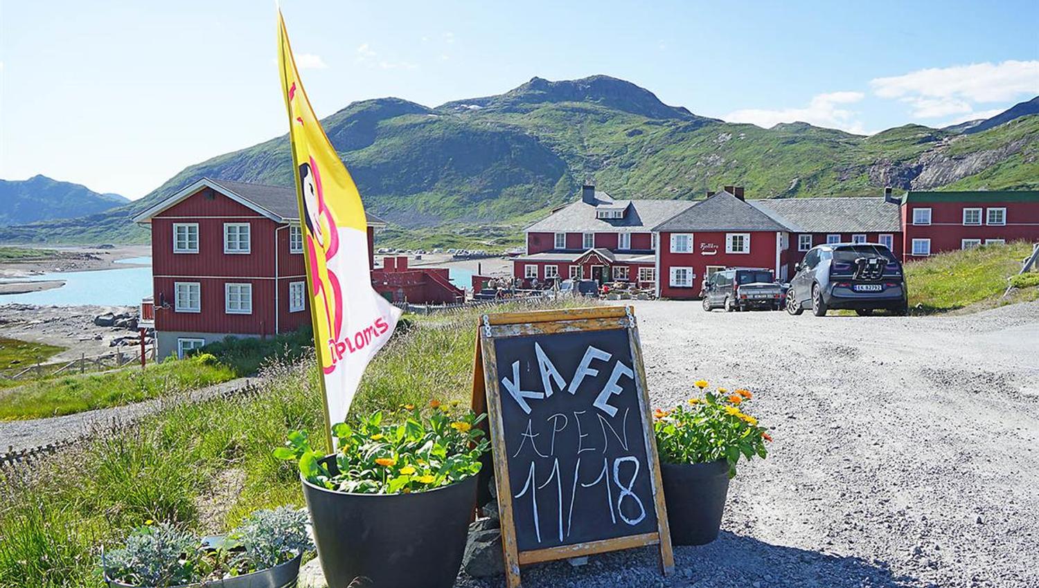 Rødmalt trehotell i fjellandskap