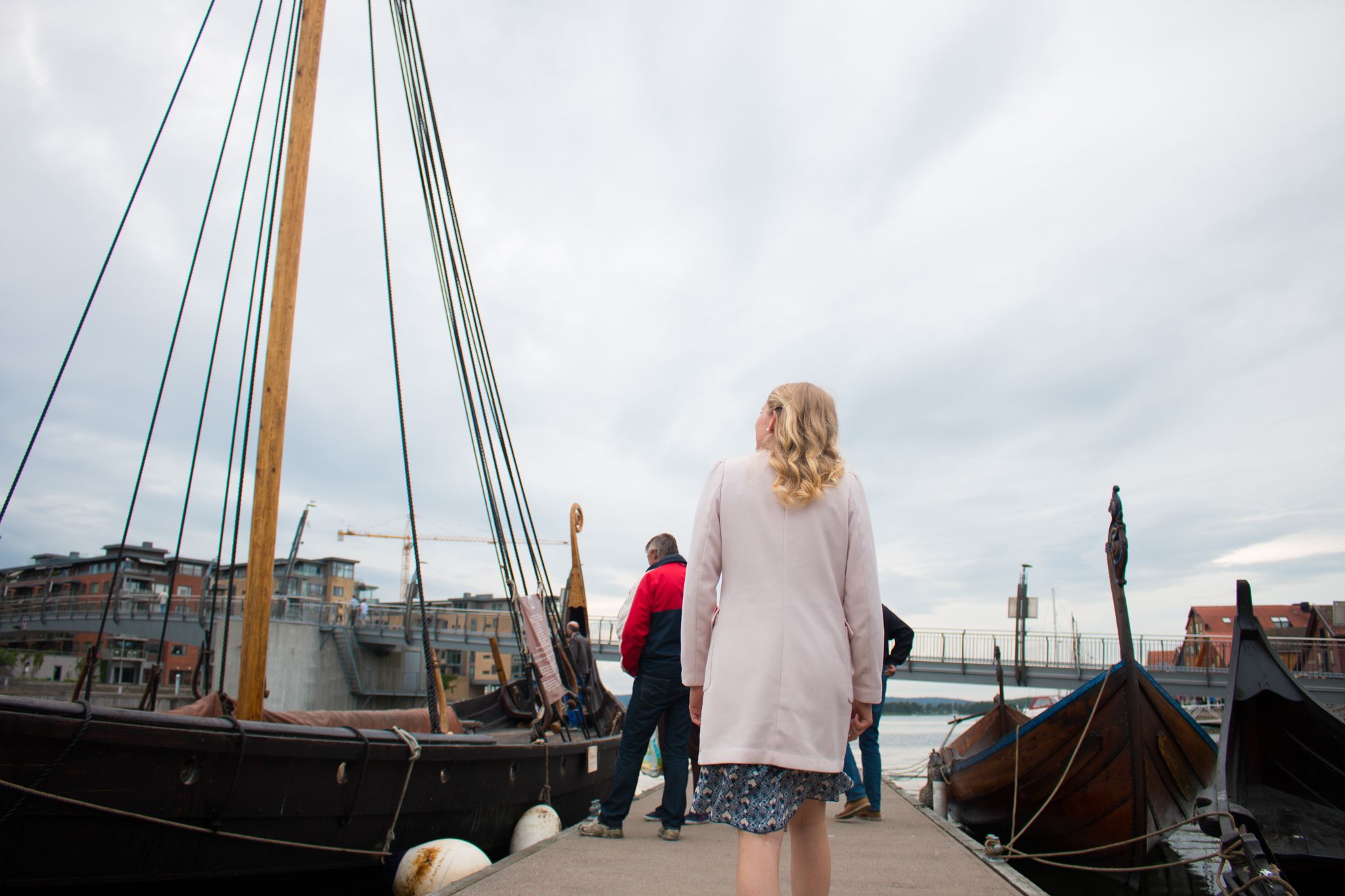 Folk på brygga som ser på vikingskipet som ligger ved brygga i Tønsberg