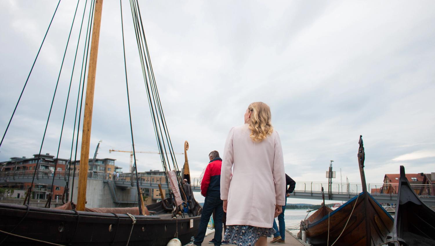 Folk på brygga som ser på vikingskipet som ligger ved brygga i Tønsberg