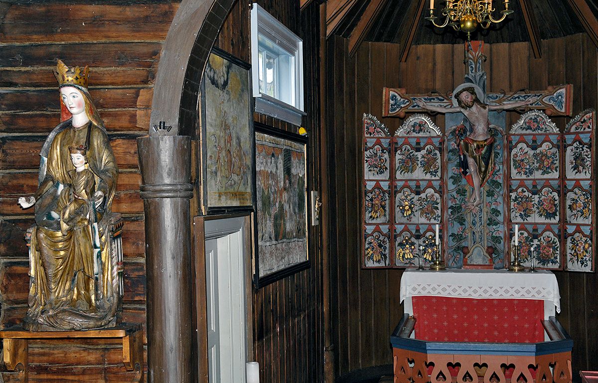 Altertavle og pynt innvendig Hedalen stavkirke