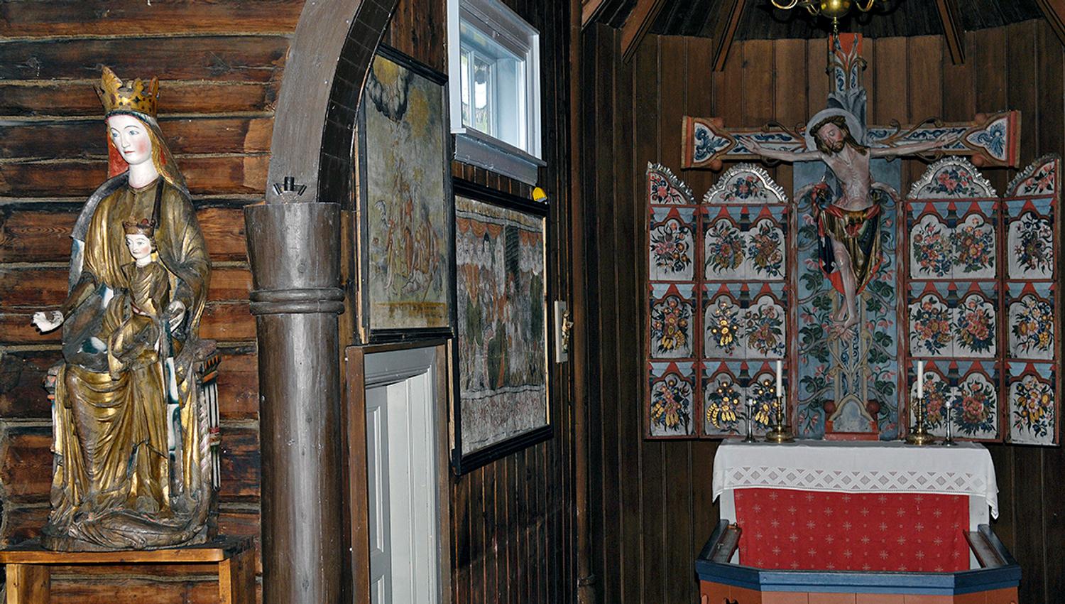 Altertavle og pynt innvendig Hedalen stavkirke