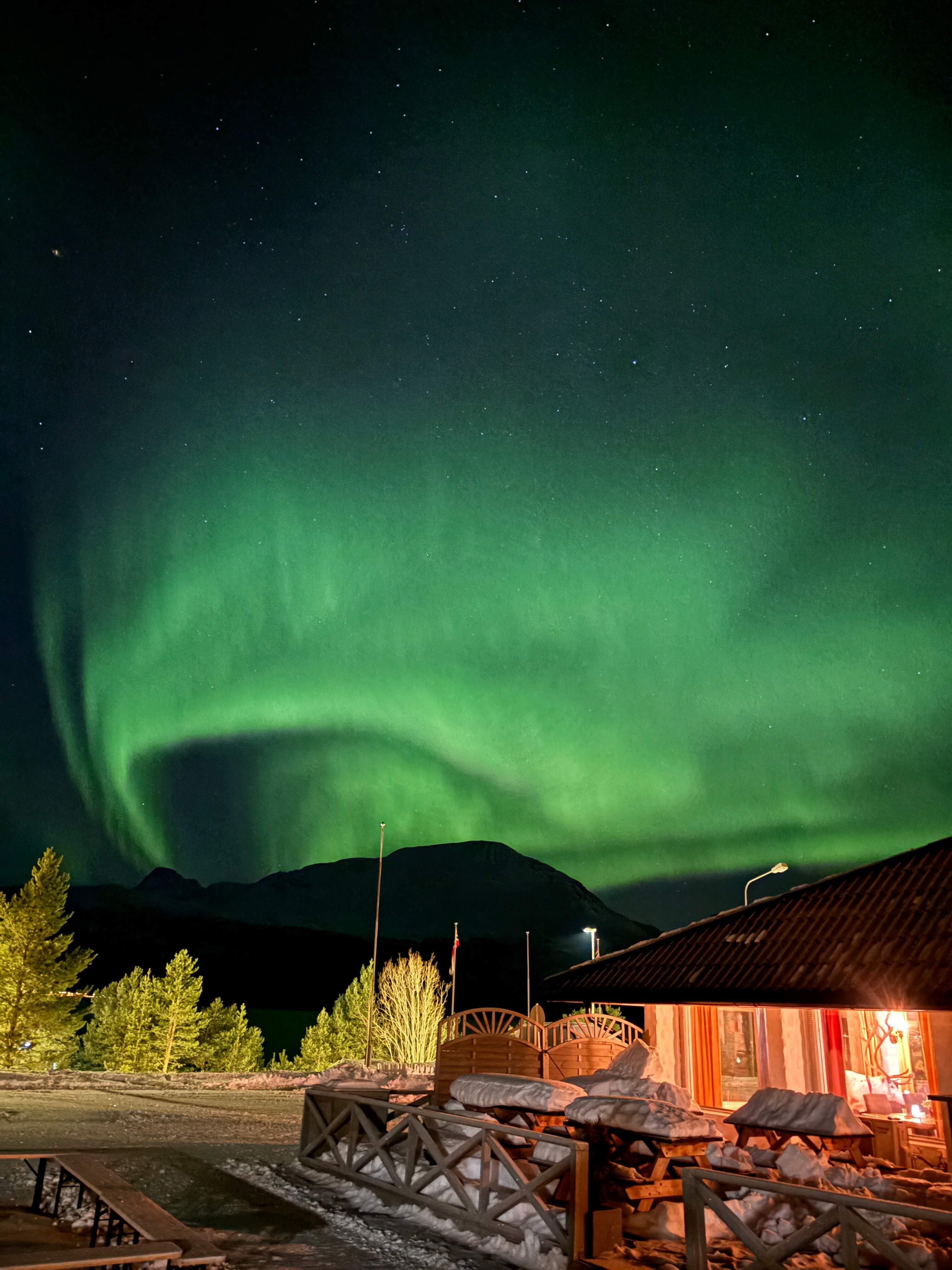Kraftig nordlys rett over hotellet