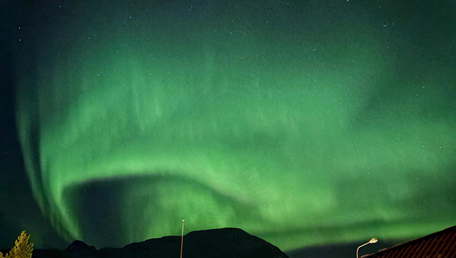 Kraftig nordlys rett over hotellet