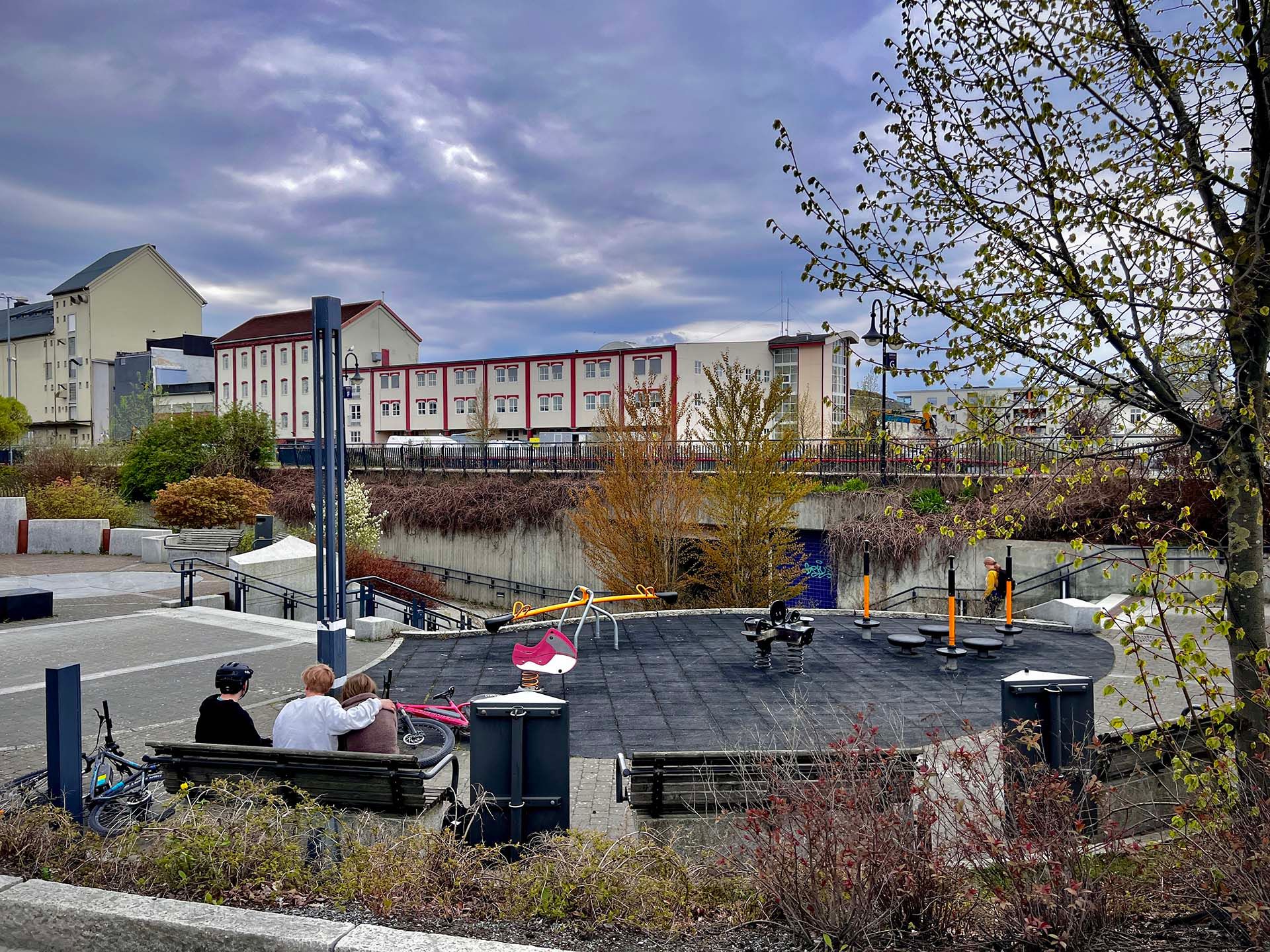 En lite lekeplass like ovenfor hotellet