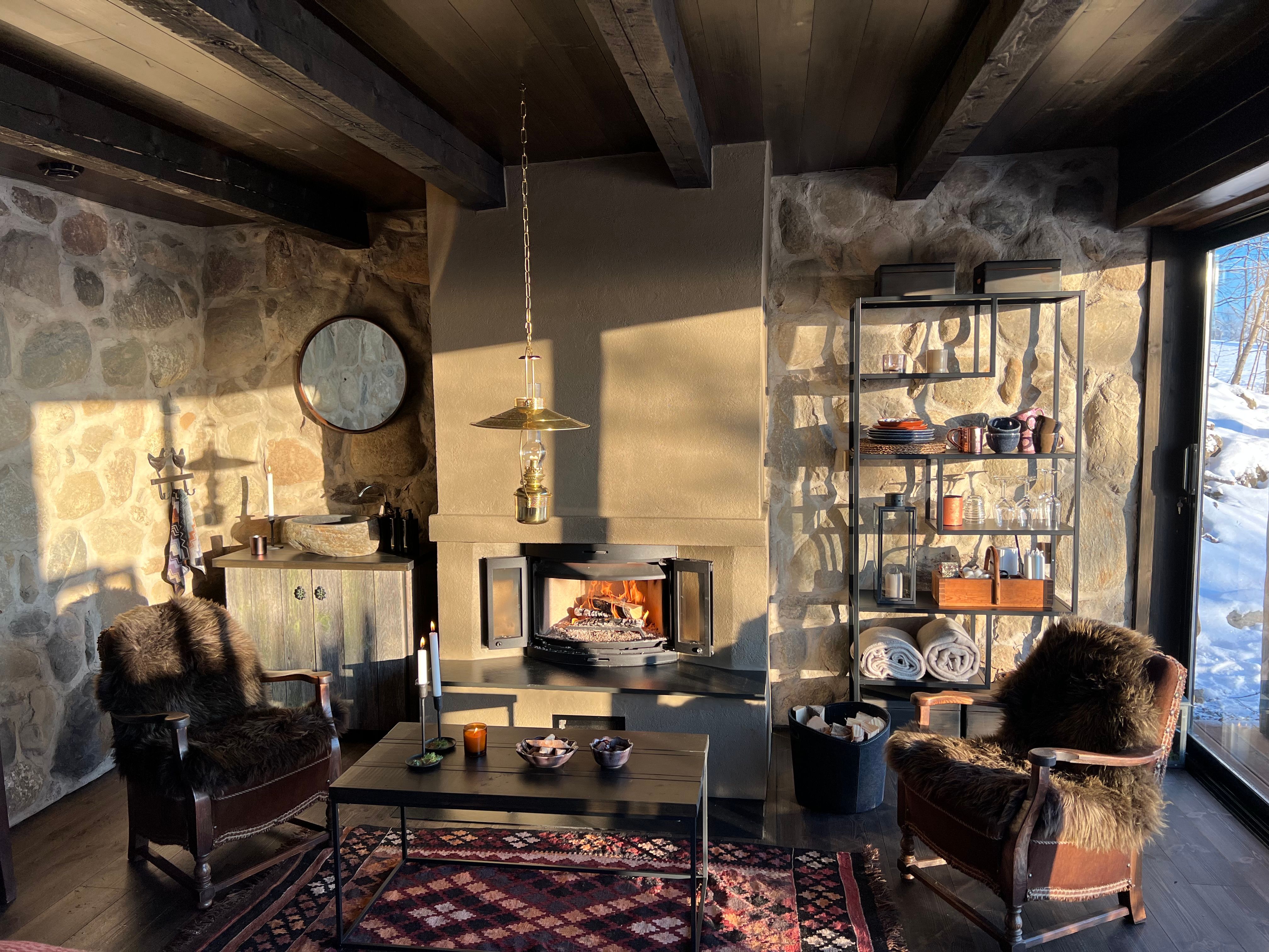 Steinhytte på Kastad Gård, Gjøvik. 
Vinterisolert unik overnatting.