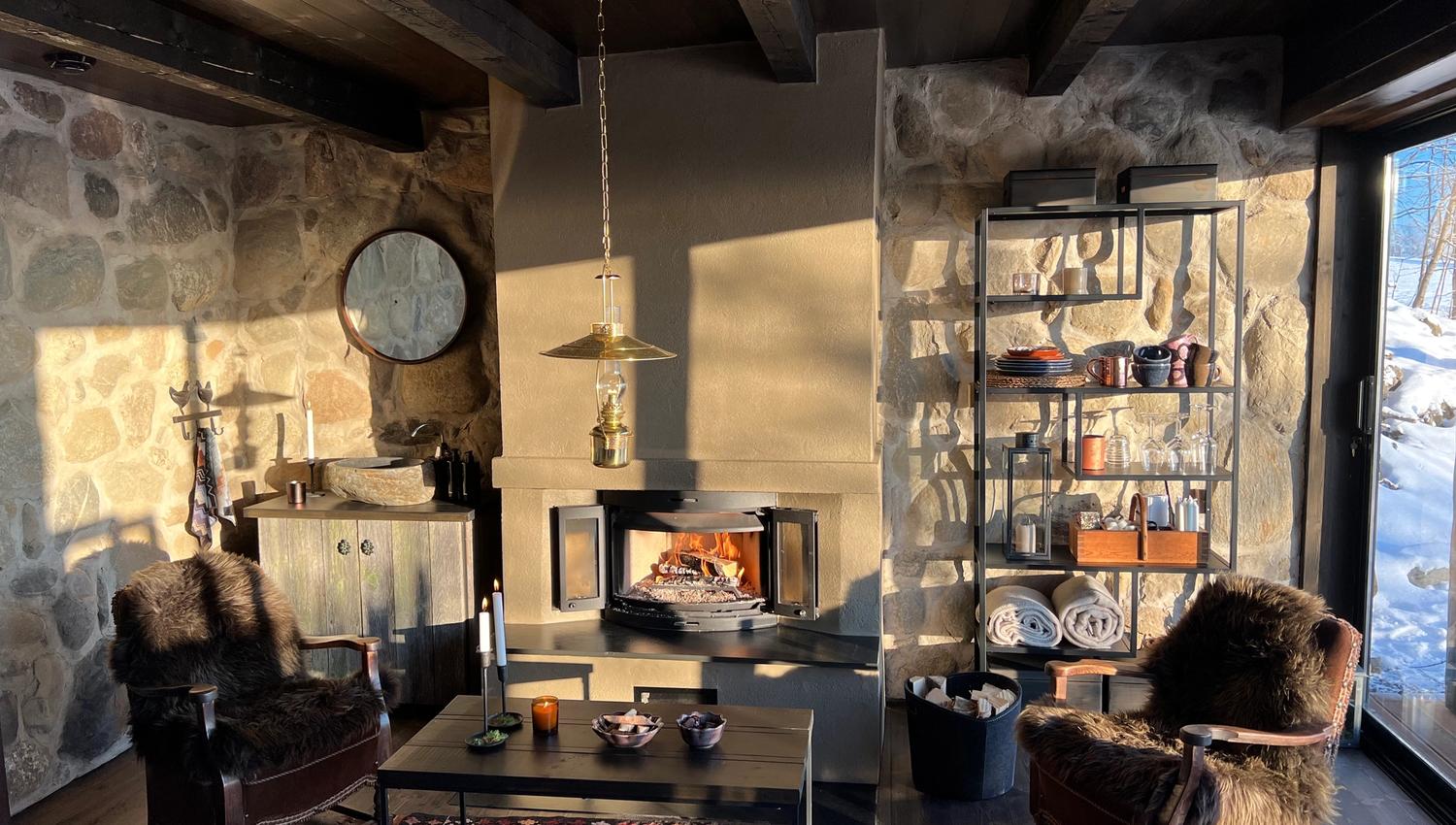 Steinhytte på Kastad Gård, Gjøvik.
Vinterisolert unik overnatting.