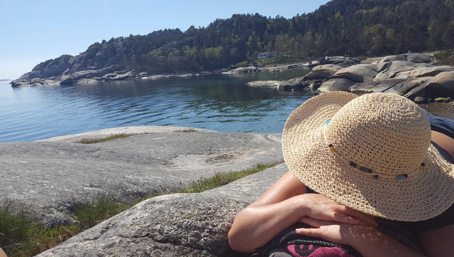 En som soler seg ved havet