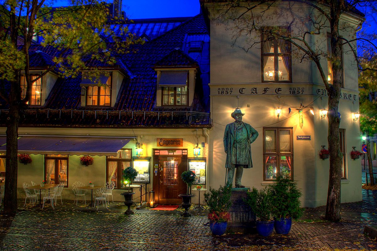 Inngangsparti på kveldstid.