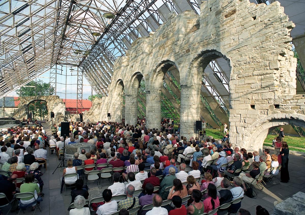 Inside the Hamar dome. A lot of people sitting on chairs.