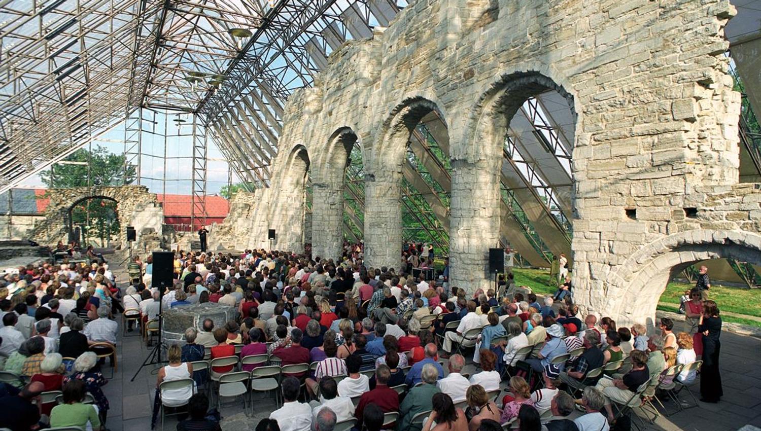 Inside the Hamar dome. A lot of people sitting on chairs.