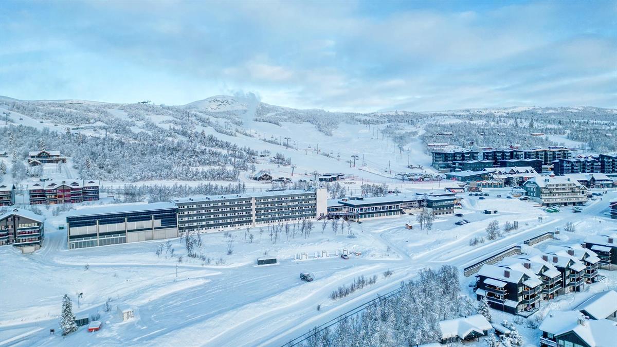 Viser Beito Resort Hotel med skibakken i bakgrunn