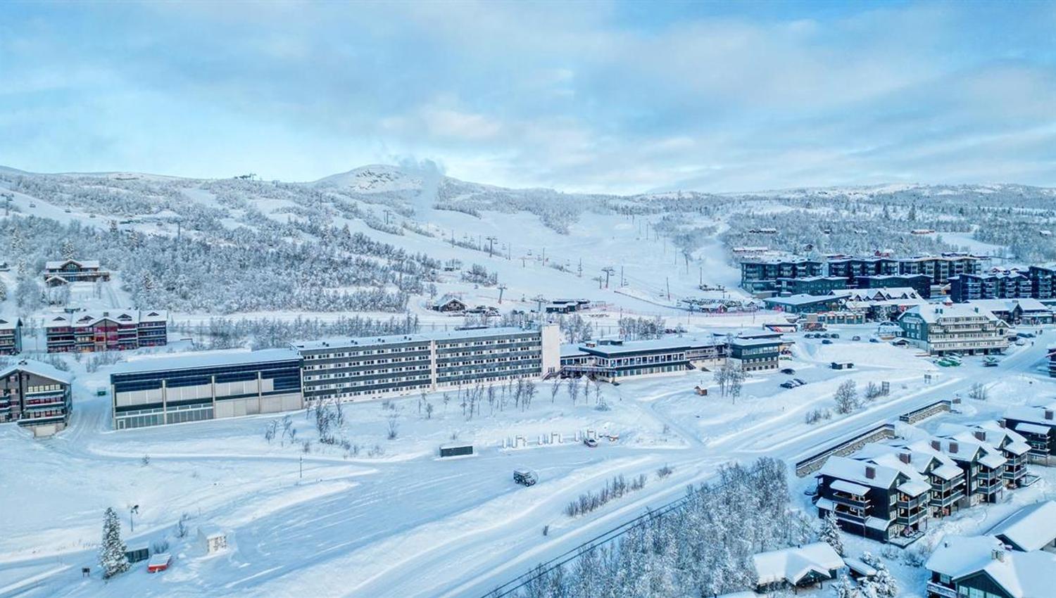 Viser Beito Resort Hotel med skibakken i bakgrunn