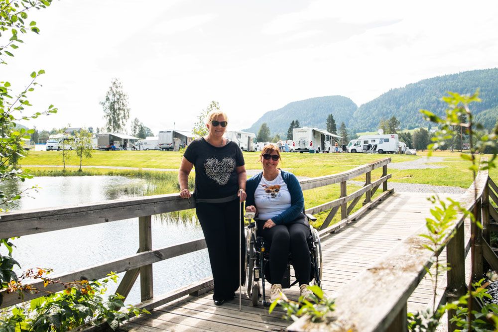 2 damer derav en i rullestol går tur på First Camp Lunde - Telemark