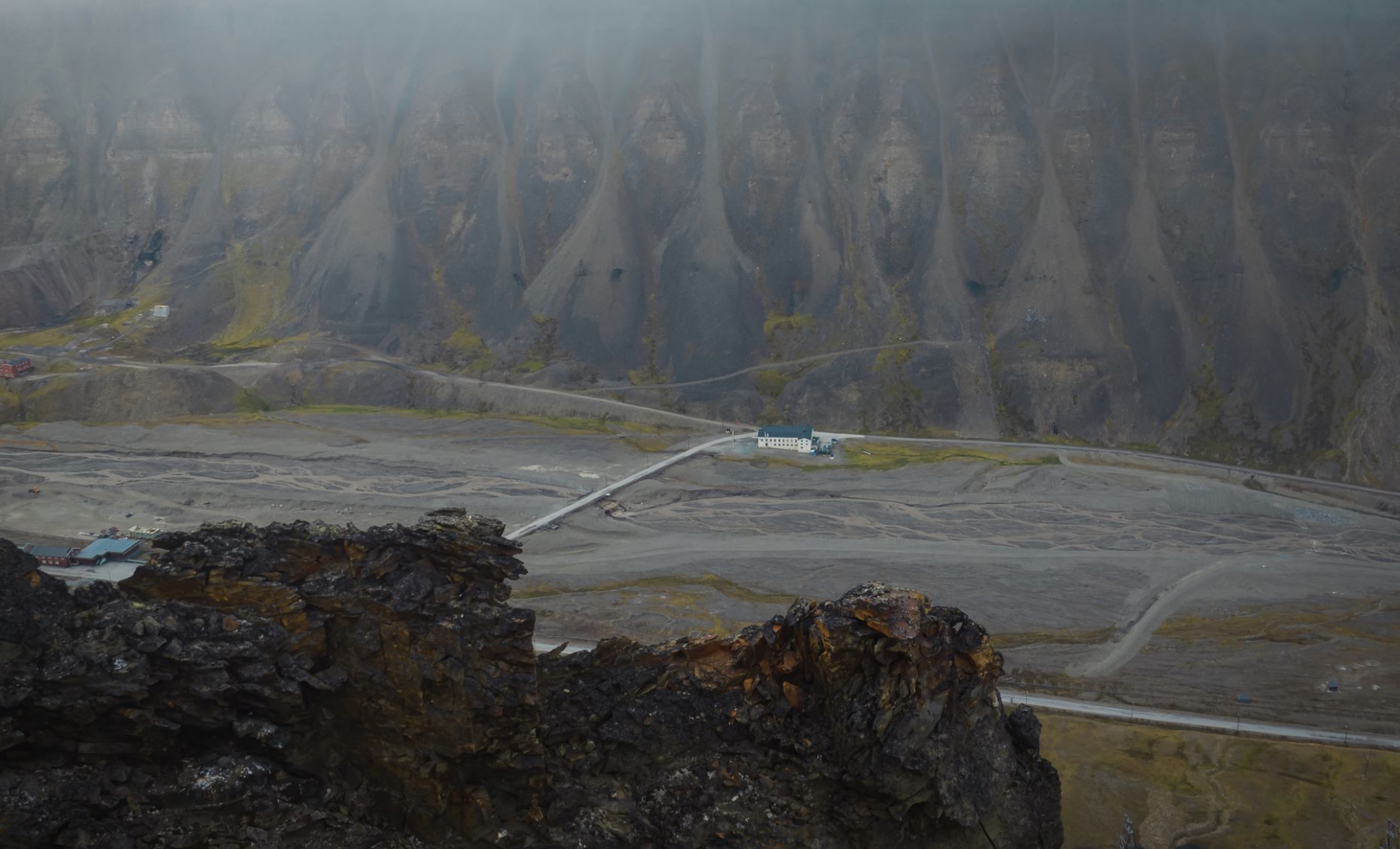 Bygningen "Huset" sett utenfra fra toppen av et fjell
