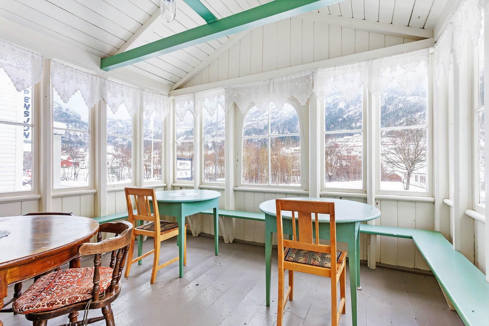 Lys vinterhage med panoramautsikt over Hardangerfjorden frå Jaunsen Gjestgjevarstad.