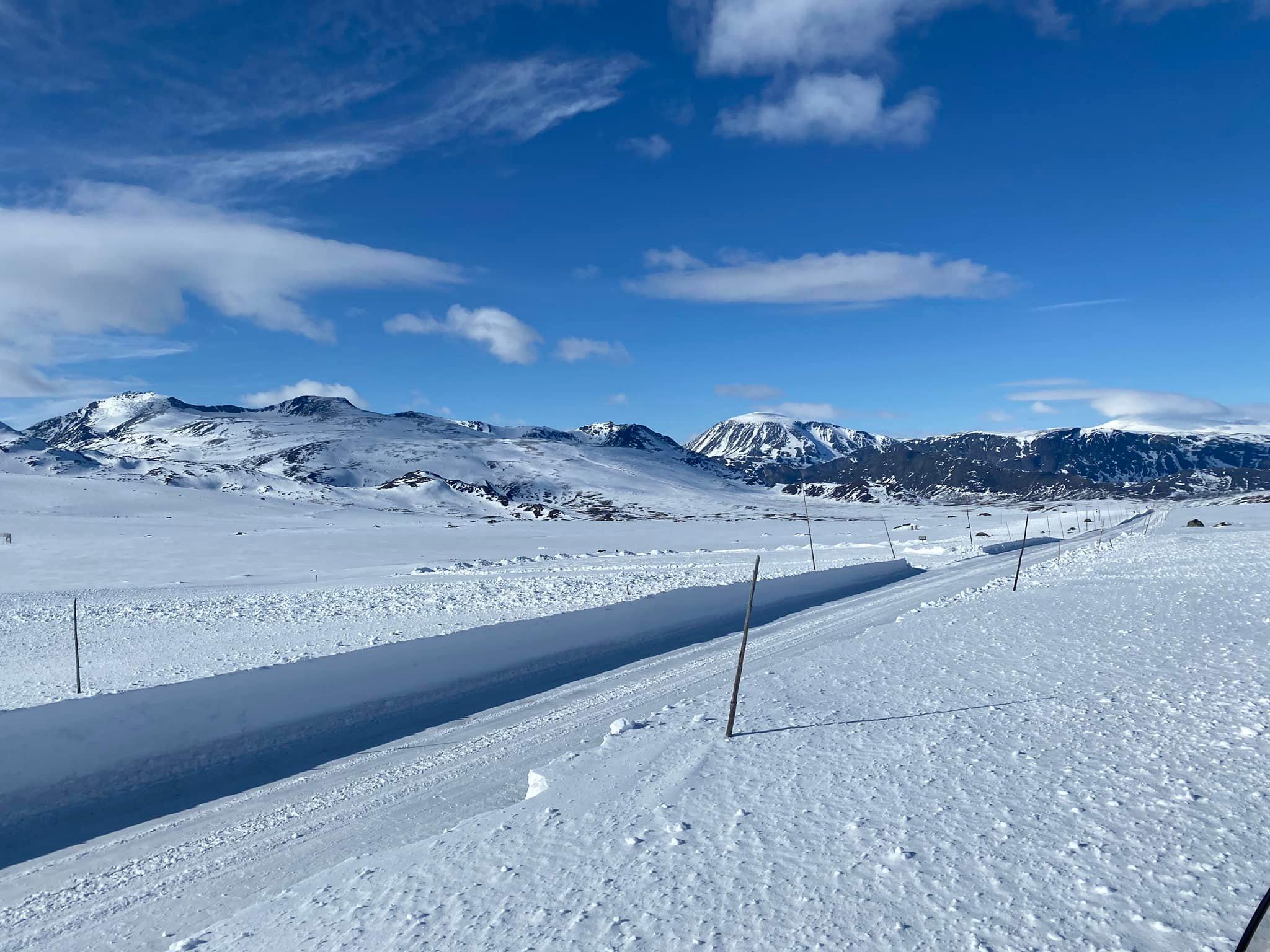 Fjellvei med høye brøytekanter