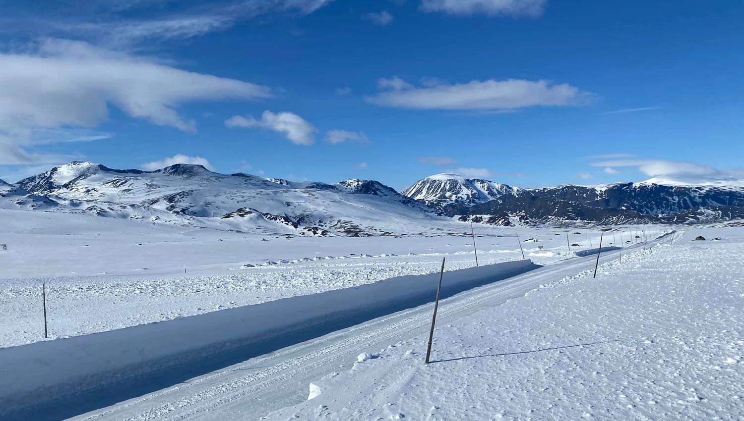 Fjellvei med høye brøytekanter