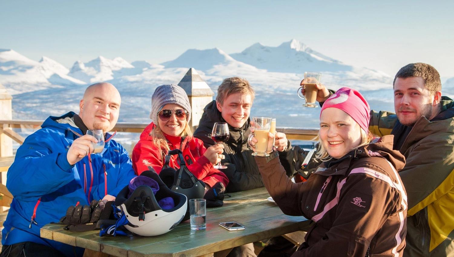 Gjester koser seg ved utsikten på Målselv Fjellandsby