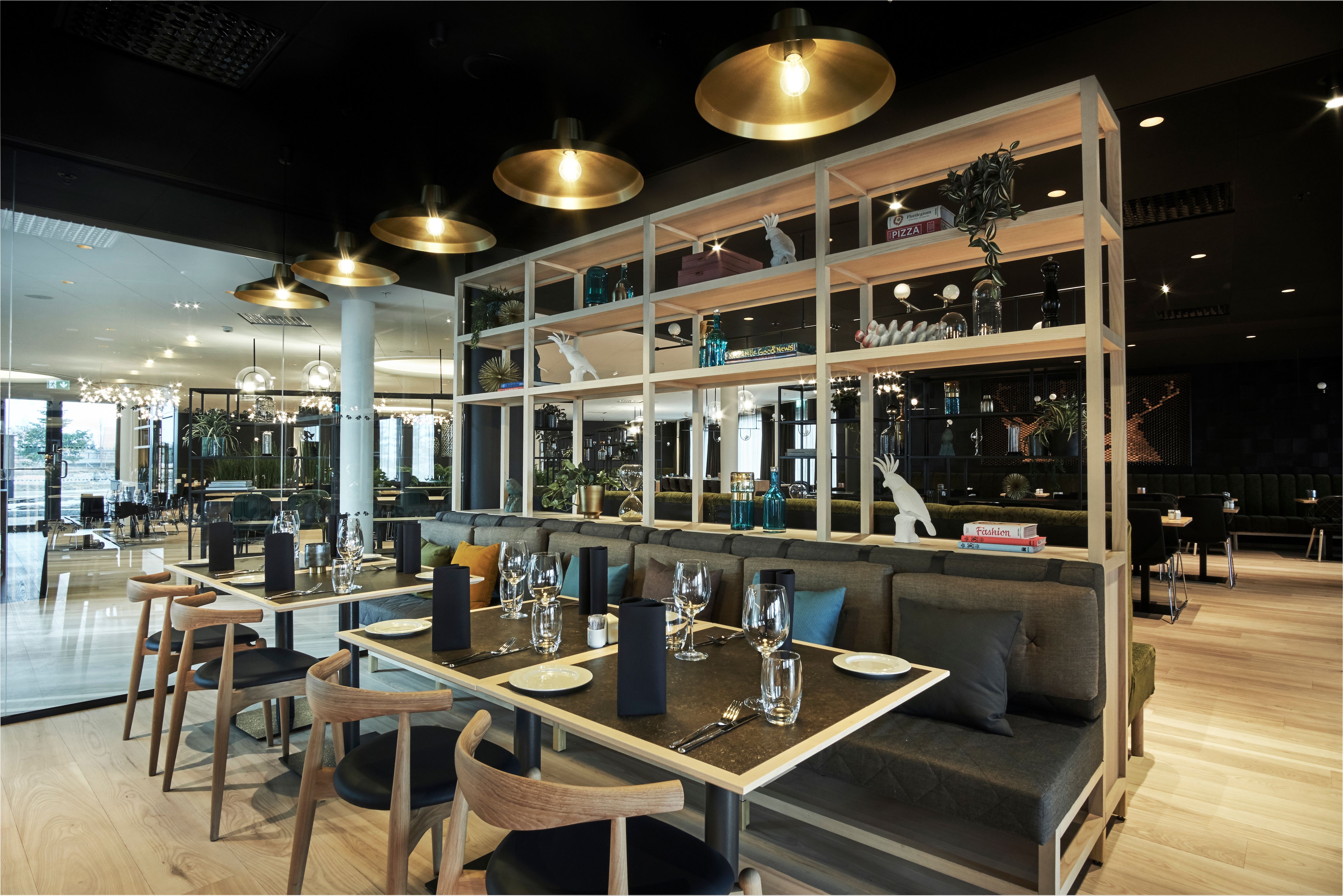 brasseriex-restaurant-color-pillows