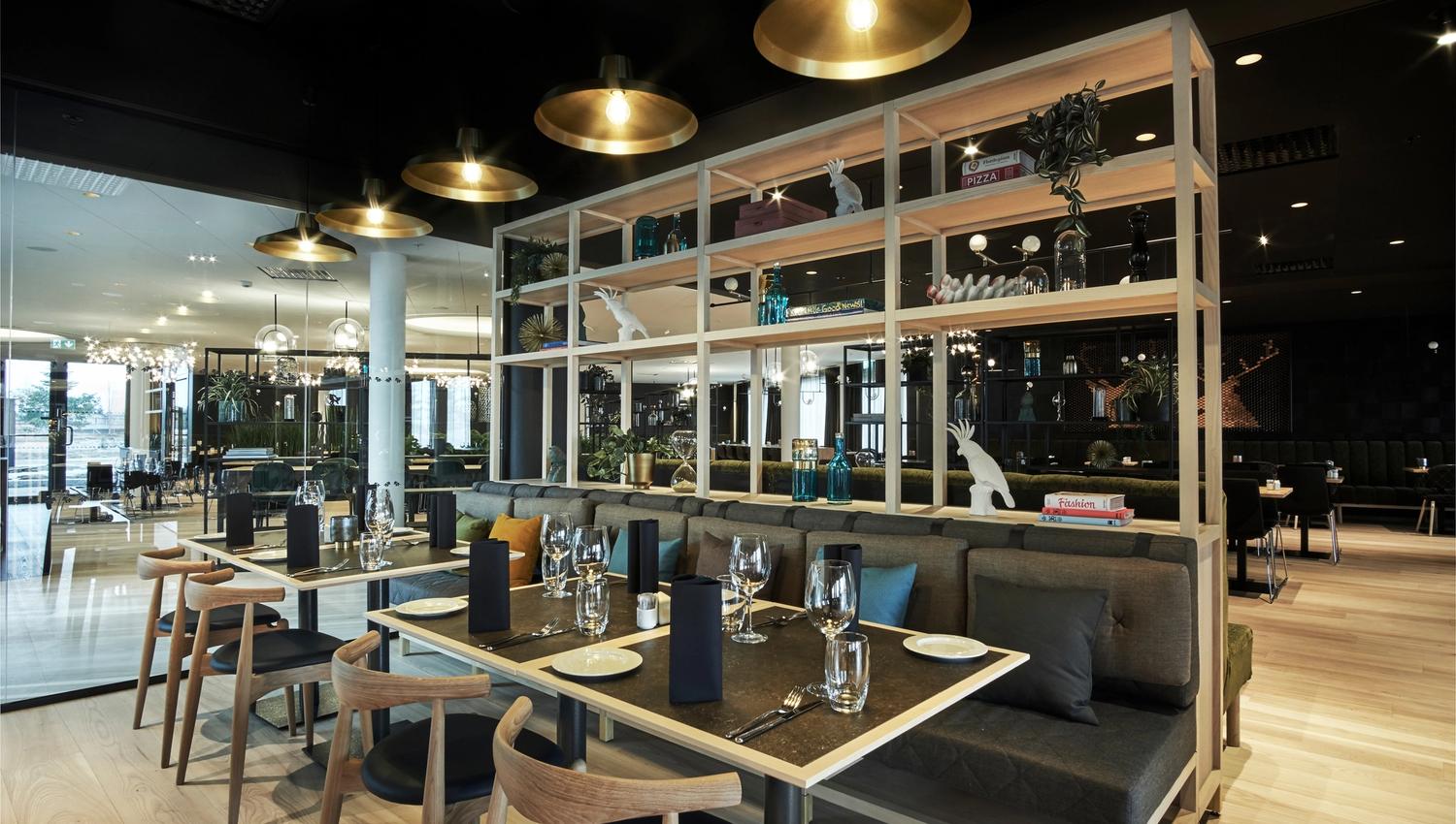 brasseriex-restaurant-color-pillows