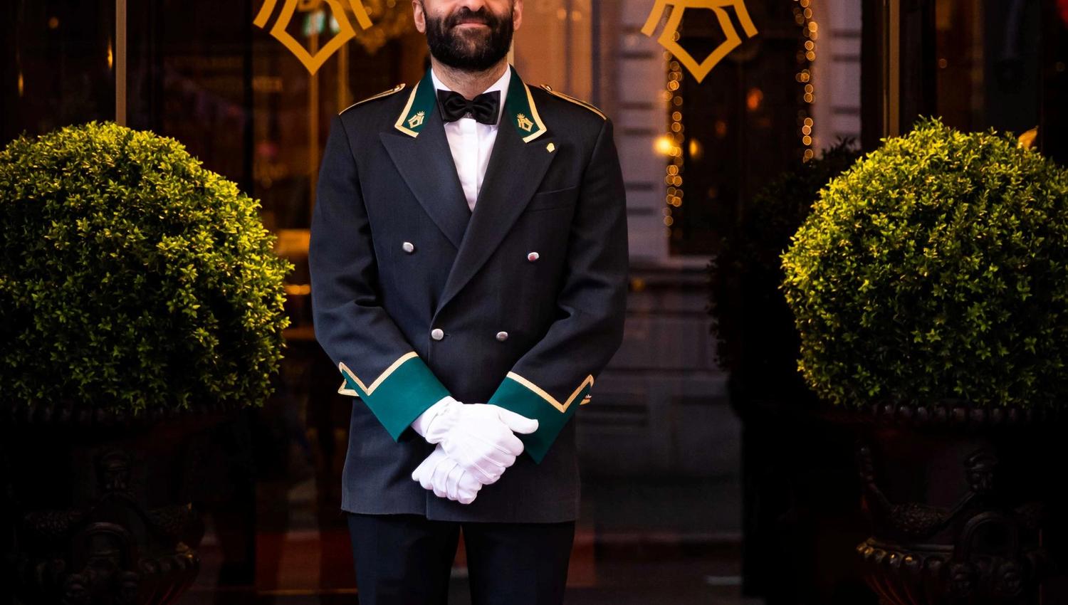 Dørvakt foran hotellet