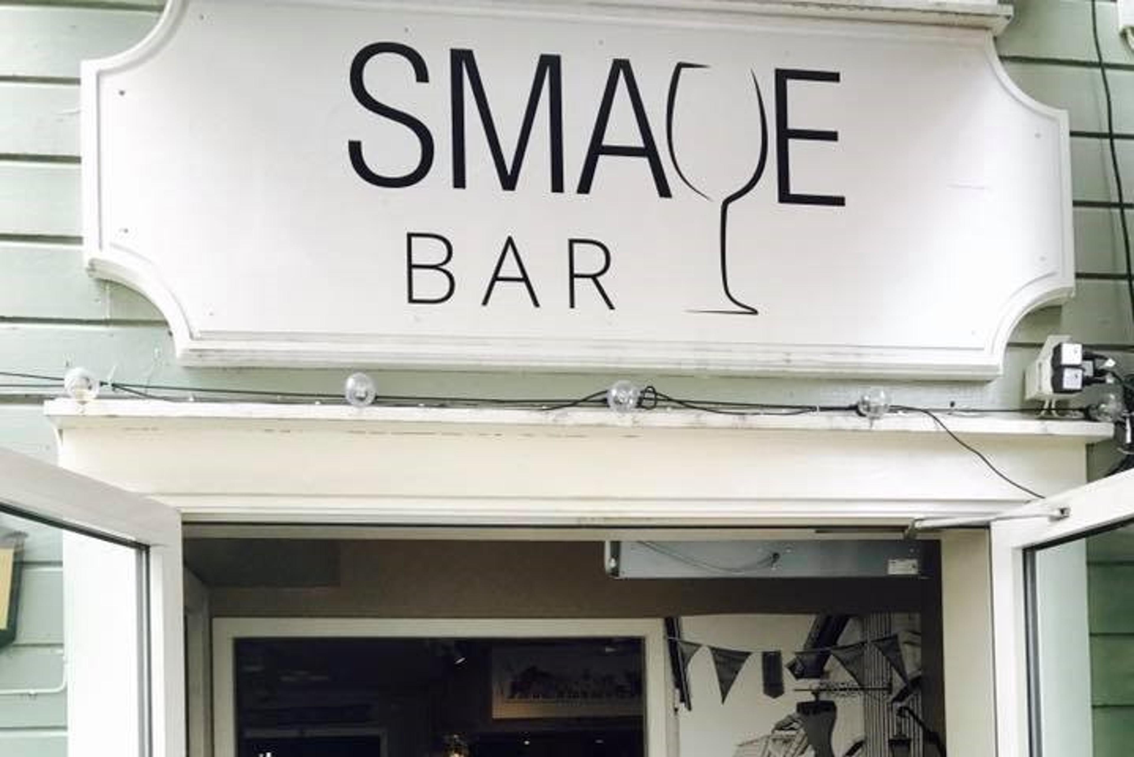 Smaue Bar skilt