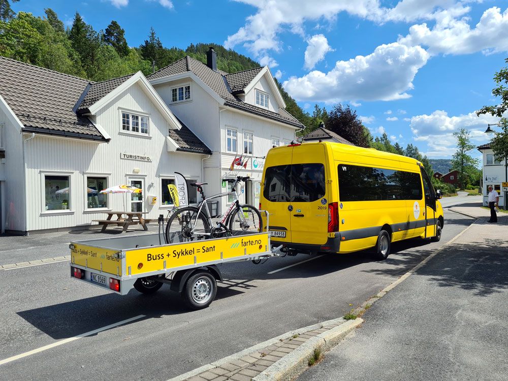 Buss med sykkelhenger som kjører mellom Vrådal og Åmli om sommeren