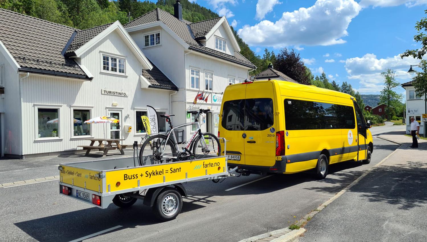 Buss med sykkelhenger som kjører mellom Vrådal og Åmli om sommeren
