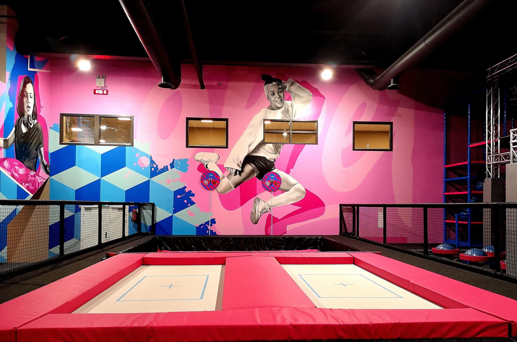 to trampoliner i en trampolinepark