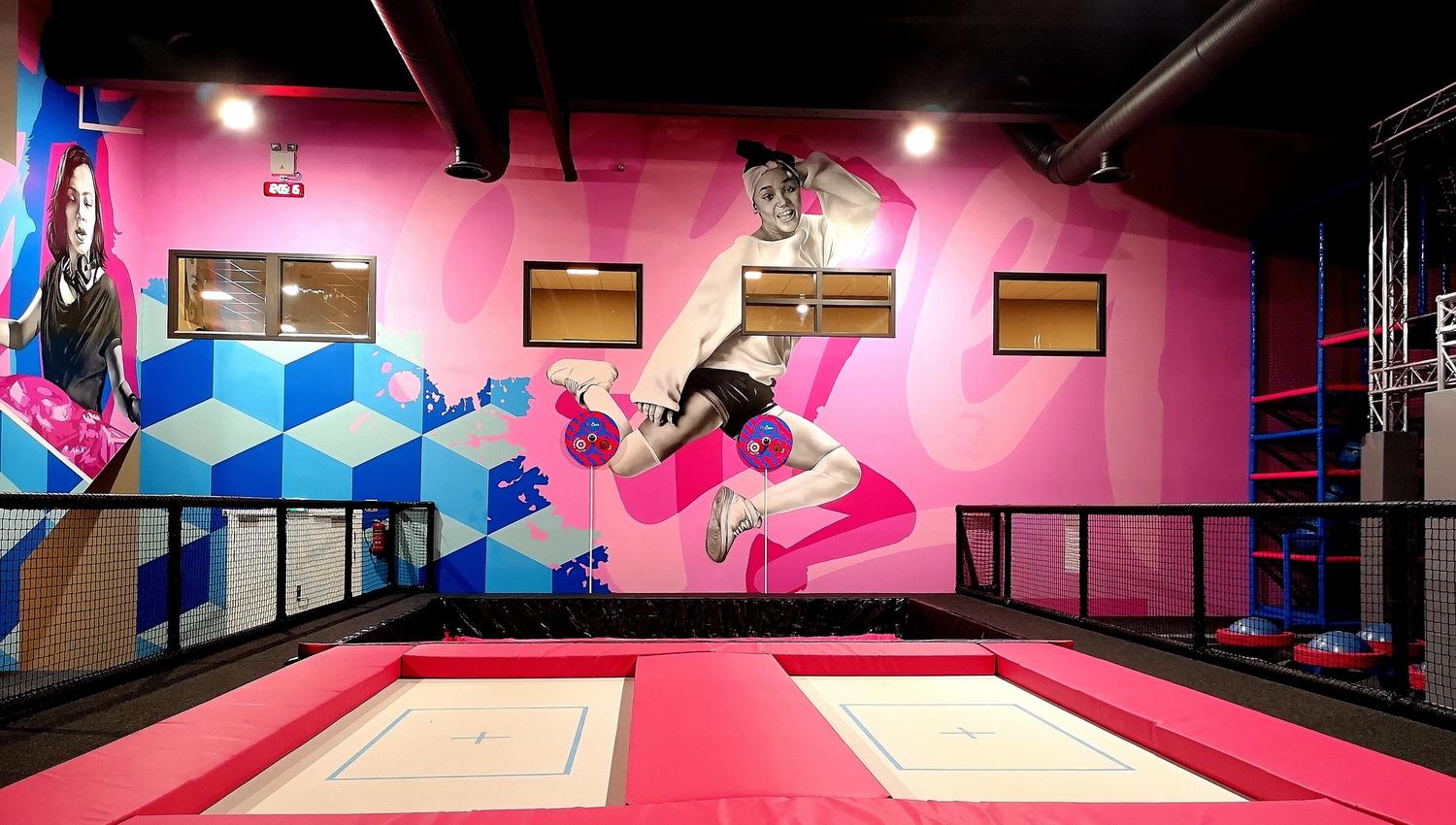 to trampoliner i en trampolinepark