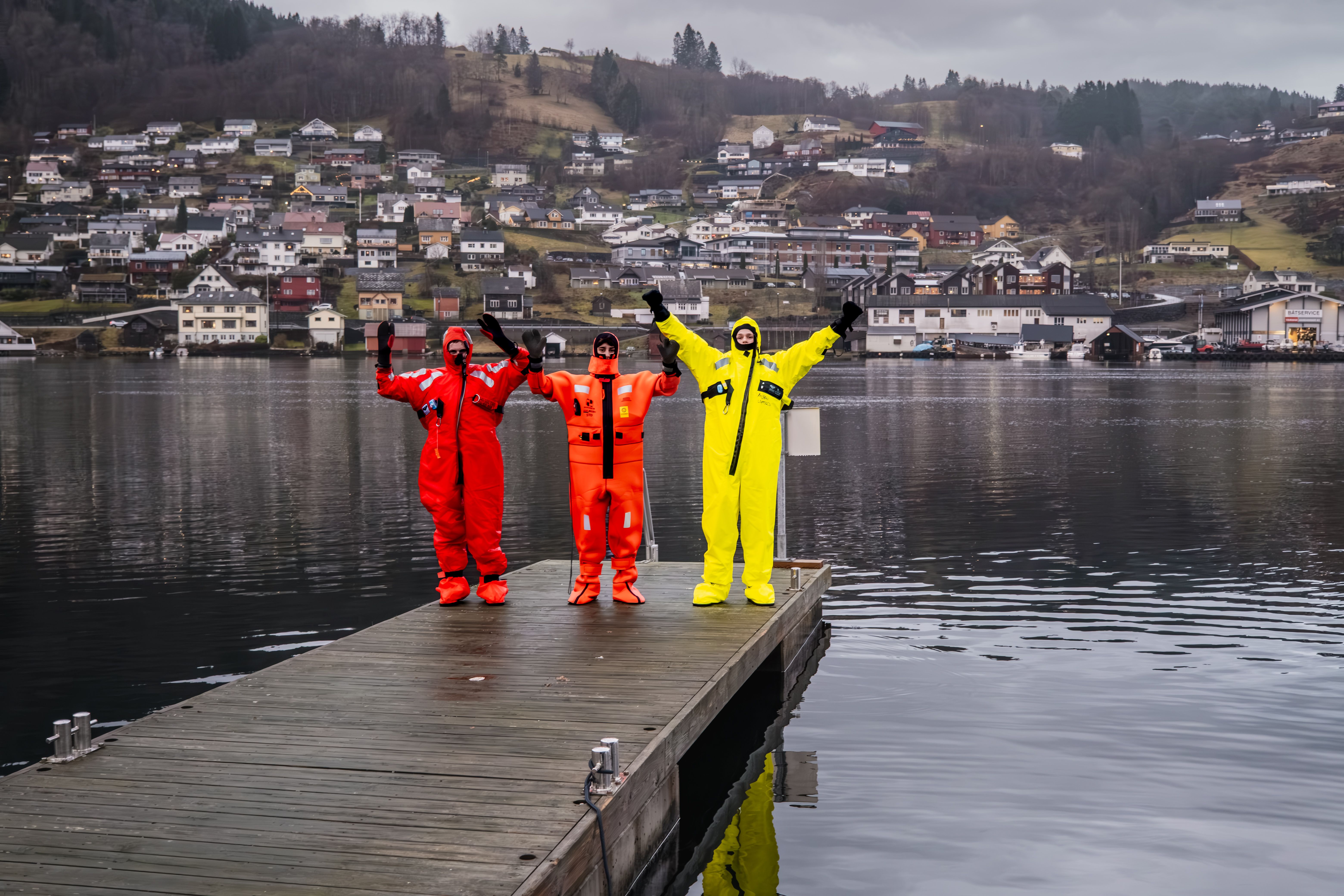 Personer klare for Fjord floating utenfor Thon Hotel Sandven i Norheimsund