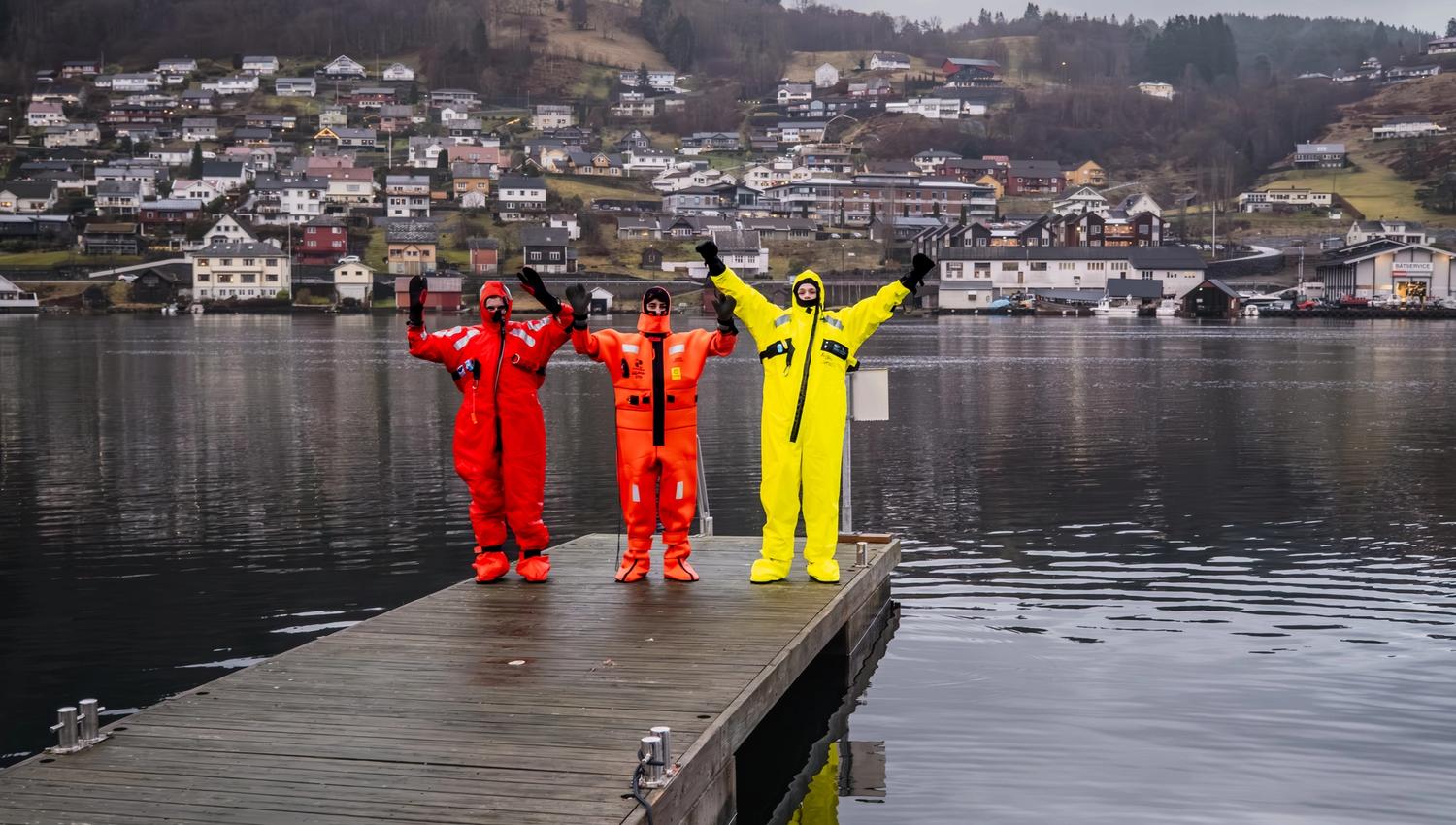 Personer klare for Fjord floating utenfor Thon Hotel Sandven i Norheimsund