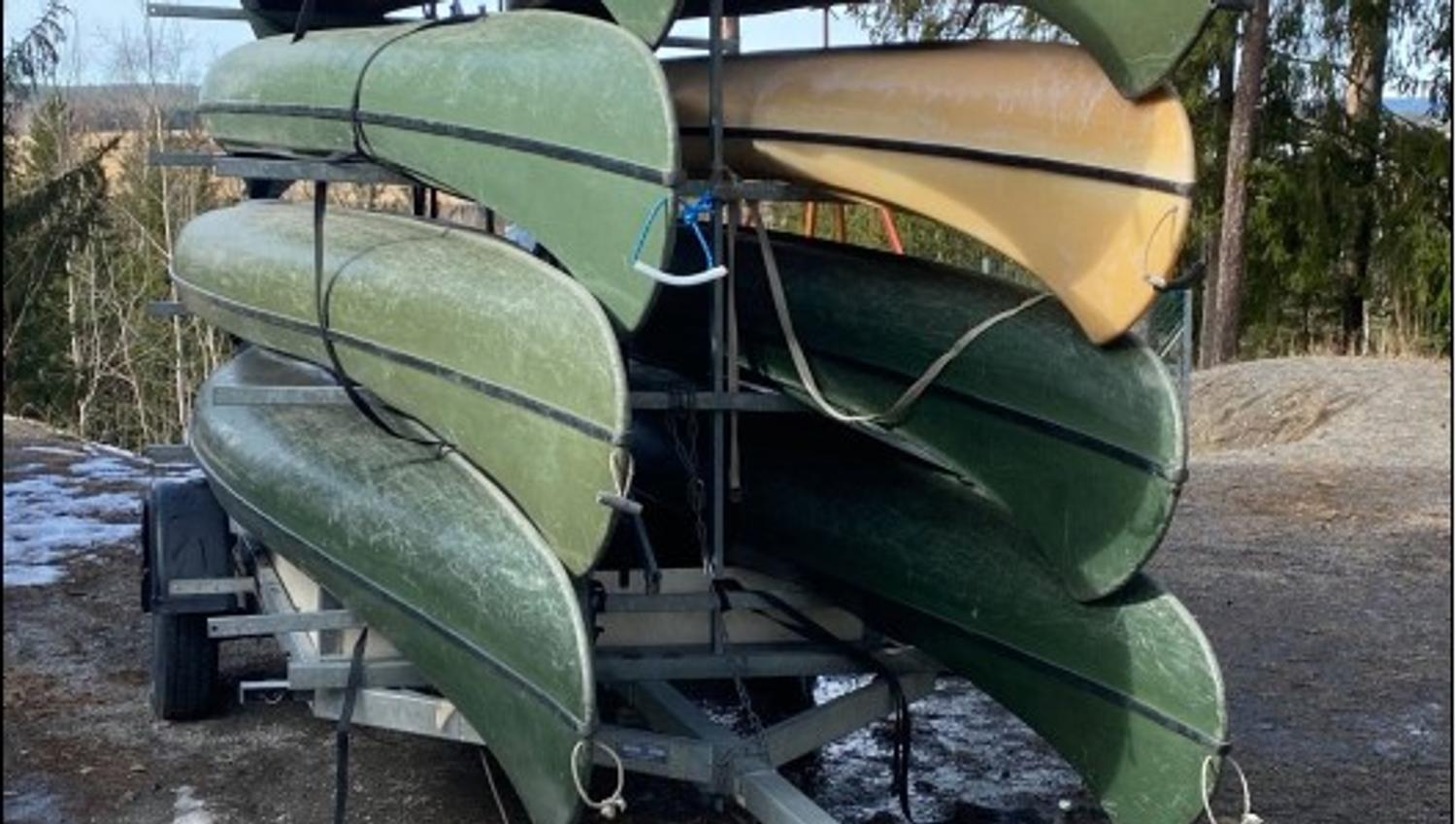 Åtte kanoer på henger