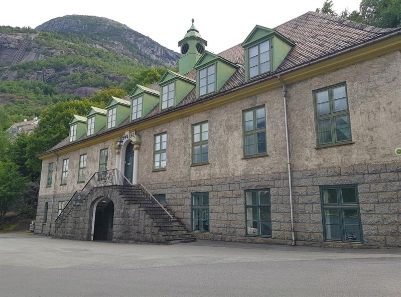 Fasaden til hovudbygningen på Kraftmuseet, med arkitektur som reflekterer industristilen frå tidleg 1900-tal.