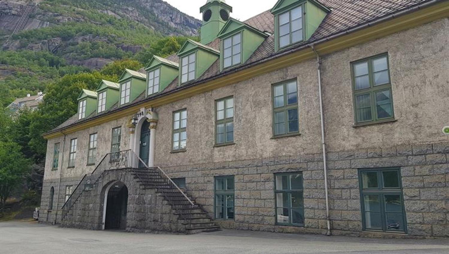 Fasaden til hovudbygningen på Kraftmuseet, med arkitektur som reflekterer industristilen frå tidleg 1900-tal.