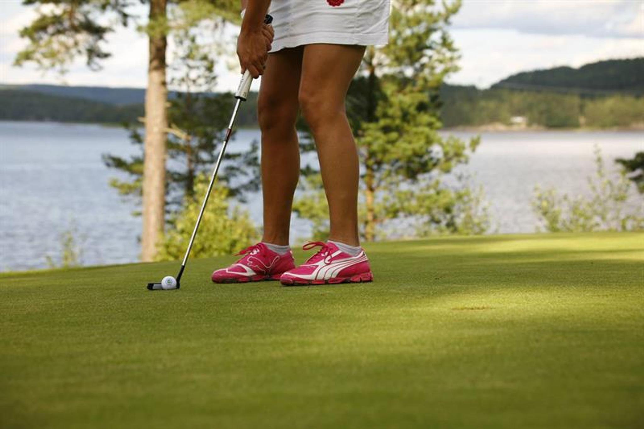 Woman playing golf at Skjeberg Golf Club. Photo.