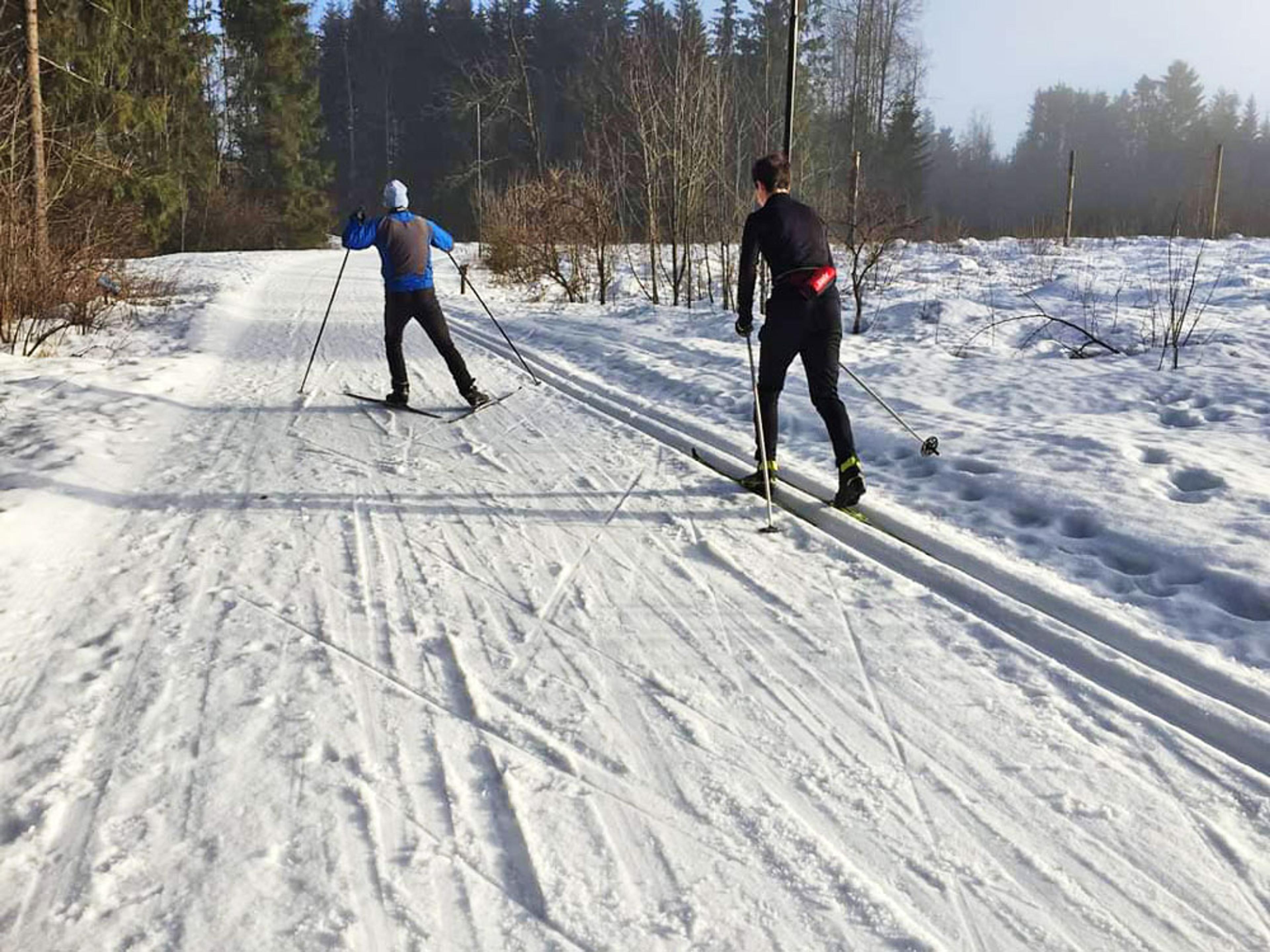 2 som går langrenn i Skien fritidspark