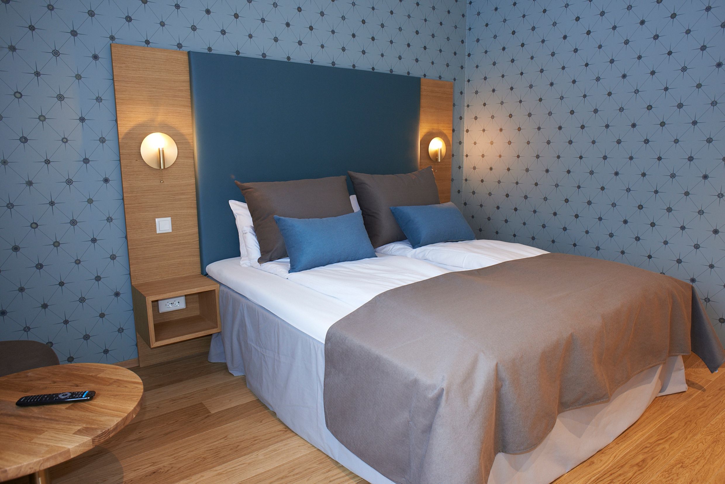 Bed and room at Hotell Sjømilitære Samfund